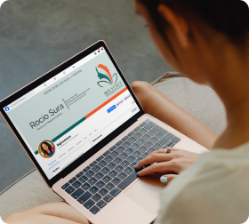Imagen de un laptop mostrando la creación de contenido valioso en una página web como parte del marketing digital.