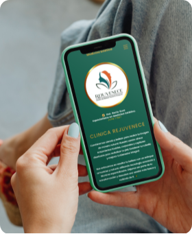 Imagen de una persona observando una cuenta de facebook.